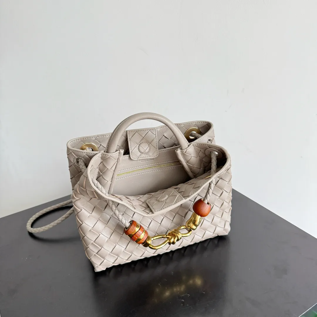 The new Andiamo batch of 3060 BV is shipped‼ ️The classic intercciato weaving process is used to create a soft bag, the metal knot is made of micro-cast aluminum using jewelry technology🪢, and the decorative beads are made of metal and hand-polished oak, allowing you to jump repeatedly between elegance and fun💃, making it unpredictable. Classic and versatile, it shows off your temperament, and the bag has a large capacity, making it very convenient for daily commuting! It has a variety of carrying methods, the shoulder straps can be adjusted by yourself, the original lambskin feels soft and delicate, and the unisex style breaks gender boundaries and brings a more practical and long-lasting use experience. The Andiamo, which has both elegant and casual styles, perfectly interprets the "fashionable old money style". Style number: 743568+wood hardware Color: stone gray Size: 25*22*10.5cm